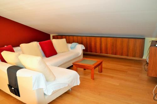 een woonkamer met een bank en een tafel bij Apartamento Golf Resort in Charneca