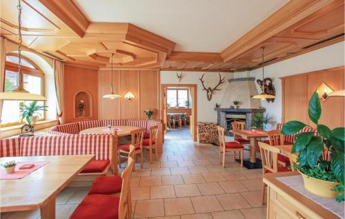 キルヒベルク・イン・チロルにあるBeautiful Apartment In Kirchberg With Wifiのテーブルと椅子、暖炉のあるレストラン