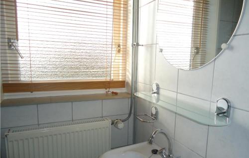 a bathroom with a sink and a mirror at De Eekhof - Appartement Tuin in Hindeloopen