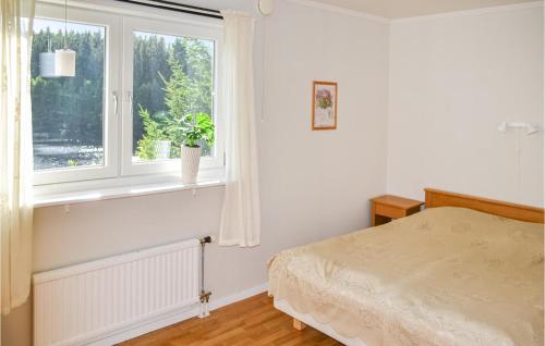 Tempat tidur dalam kamar di Cozy Home In Tidaholm With House Sea View