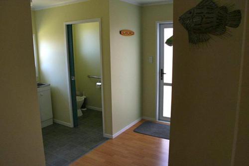 Bilik mandi di Matapouri Cottage - Matapouri Holiday Home