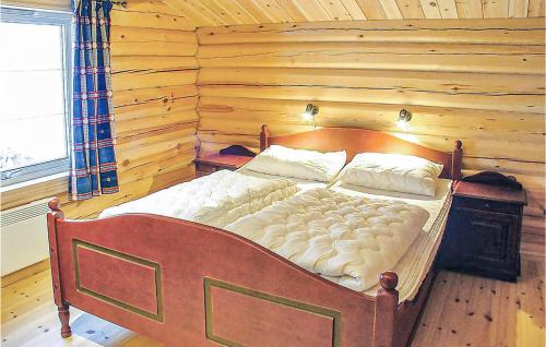 a bedroom with a bed in a log cabin at Skarsnuten in Hemsedal