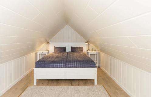 ein Schlafzimmer mit einem Bett im Dachgeschoss in der Unterkunft Amazing Home In Fgelmara With Wifi in Fågelmara