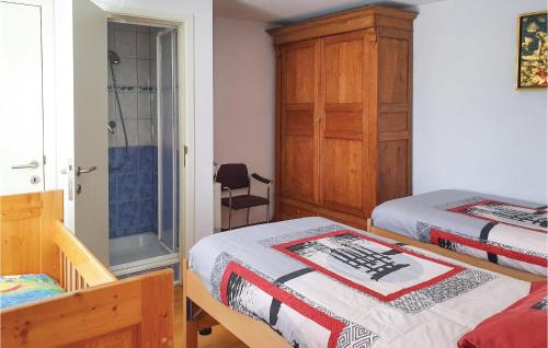 1 dormitorio con 2 camas, armario y ventana en Campania, en Florka