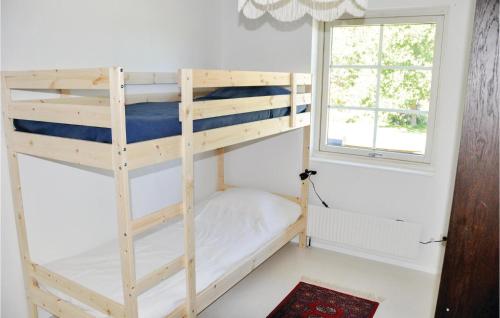 Bunk bed o mga bunk bed sa kuwarto sa Beautiful Home In Sffle With Kitchen