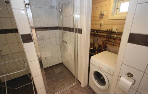 SjusjøenにあるBeautiful Home In Sjusjen With 3 Bedrooms, Sauna And Wifiのバスルーム(シャワー、洗濯機付)