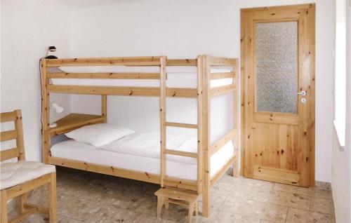 Divstāvu gulta vai divstāvu gultas numurā naktsmītnē Stunning Apartment In Freiberg With Kitchen