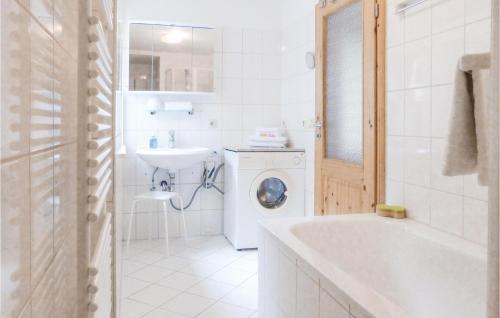 Stunning Apartment In Freiberg With Kitchen tesisinde bir banyo