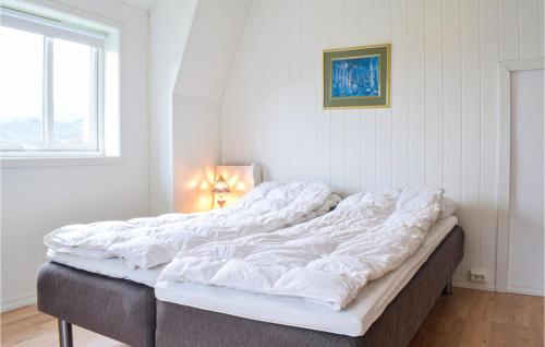uma grande cama branca num quarto com uma janela em Awesome Home In Holmefjord With House Sea View em Holmefjord