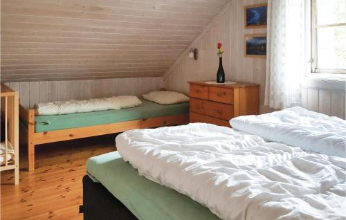 1 Schlafzimmer mit 2 Betten, einer Kommode und einem Fenster in der Unterkunft Hytte Nr, 4-156 in Frafjord