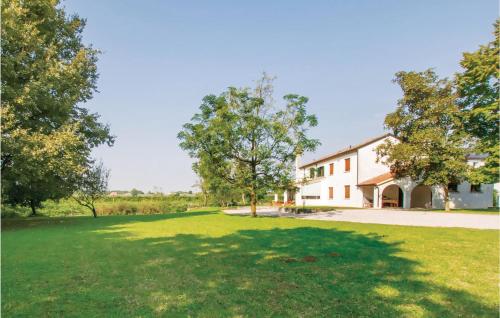 a house with a large lawn in front of it at Casa Di Mamy in Sant'Elena di Silea