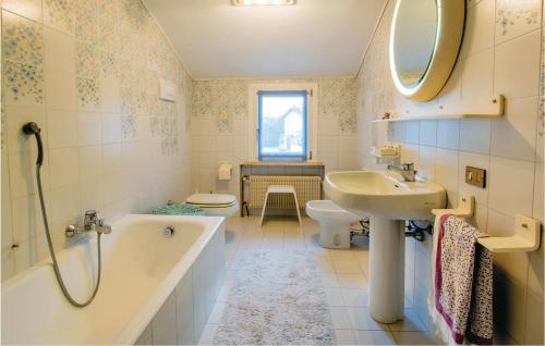 a bathroom with a tub and a sink and a toilet at Casa Di Mamy in Sant'Elena di Silea