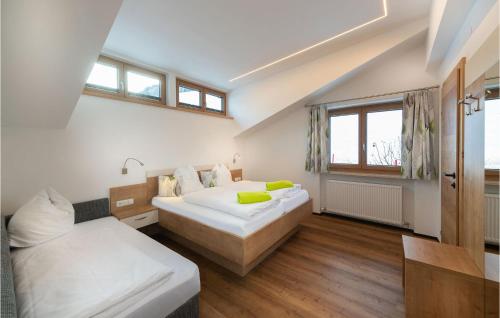 グロースアルルにあるStunning Apartment In Grossarl With 3 Bedrooms And Wifiのベッドルーム1室(ベッド2台、窓付)