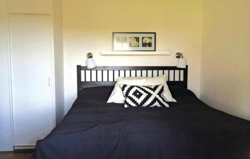 Säng eller sängar i ett rum på Nice Home In rkelljunga With Kitchen