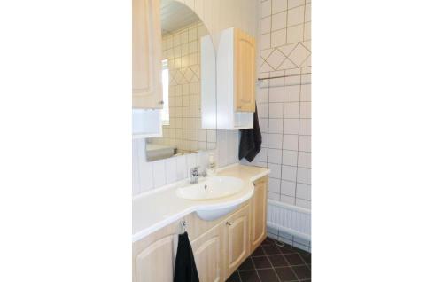 Ett badrum på Nice Home In rkelljunga With Kitchen