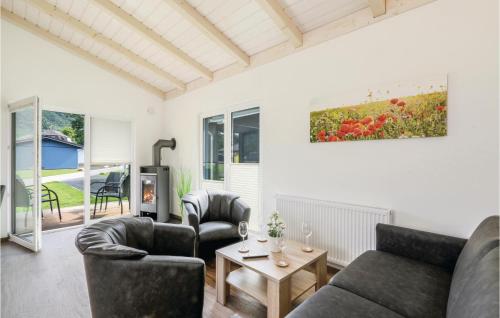 ein Wohnzimmer mit zwei Sofas und einem Tisch in der Unterkunft Ferienhausdorf Thale in Thale