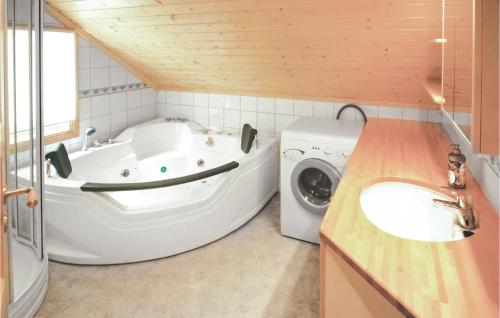 Hatlestrandにある3 Bedroom Beautiful Home In Hatlestrandのバスルーム(バスタブ、洗濯機付)