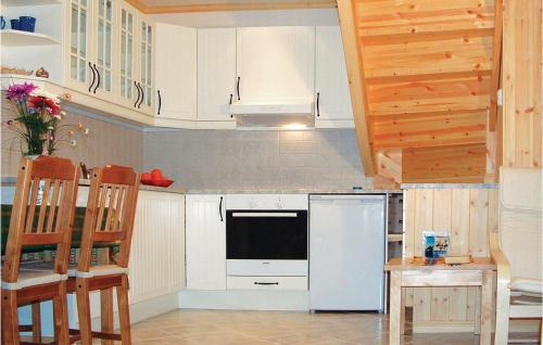 een keuken met witte kasten en een witte koelkast bij Amazing Home In Hatlestrand With 3 Bedrooms And Wifi in Hatlestrand