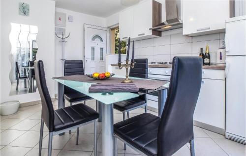 Kuchyň nebo kuchyňský kout v ubytování One-Bedroom Apartment In Jesenice