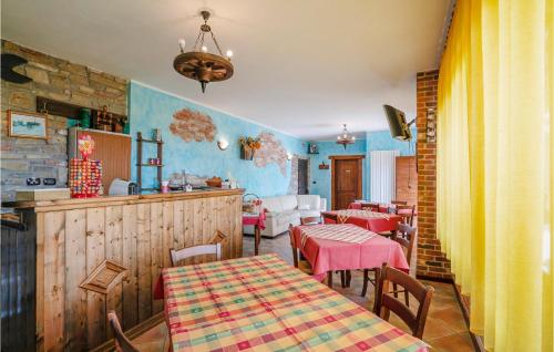 Un comedor con mesas y sillas en un restaurante. en Nice Home In Marsaglia Cn With Jacuzzi, en Belvedere Langhe
