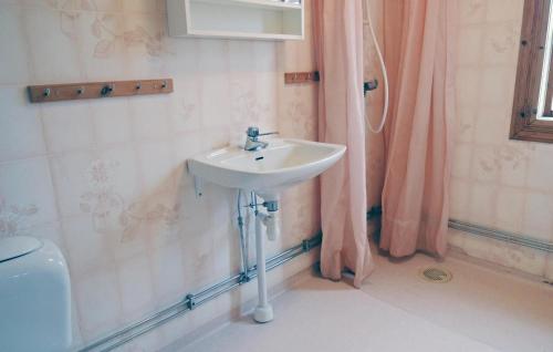 3 Bedroom Nice Home In Trans tesisinde bir banyo