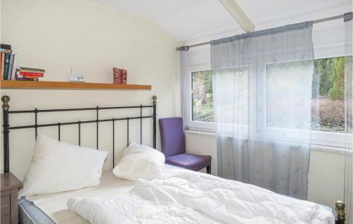 ゲロルシュタインにあるBeautiful Home In Gerolstein With 2 Bedrooms And Wifiのベッドルーム1室(ベッド1台、椅子、窓付)