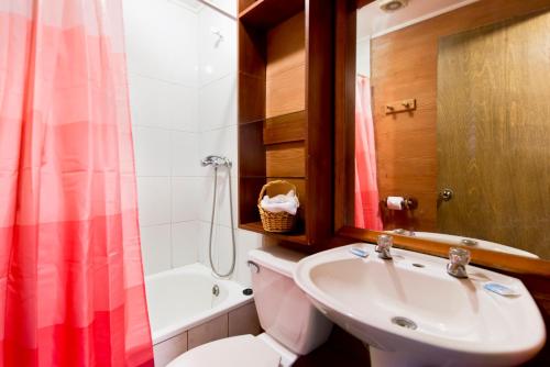 uma casa de banho com um lavatório, um WC e um chuveiro em Cabañas Orion em Concón