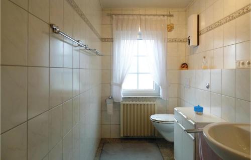 Koupelna v ubytování Amazing Home In Strohn With 3 Bedrooms And Wifi
