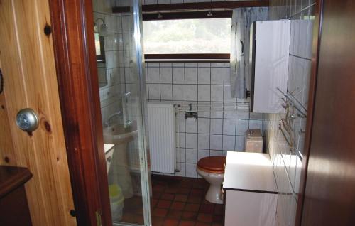 uma pequena casa de banho com WC e lavatório em Groene Vallei em Wachtebeke