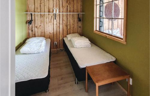 Tempat tidur dalam kamar di Nice Apartment In Svanesund With House Sea View