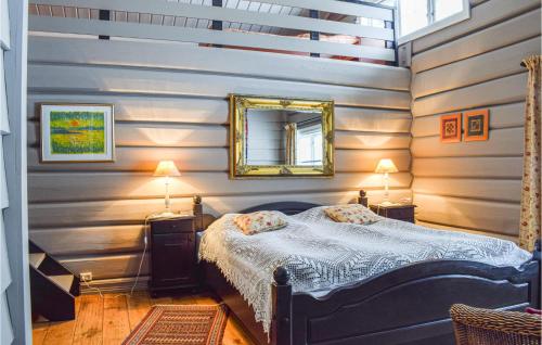 1 dormitorio con cama y espejo en la pared en Bjrnslykkja en Eina