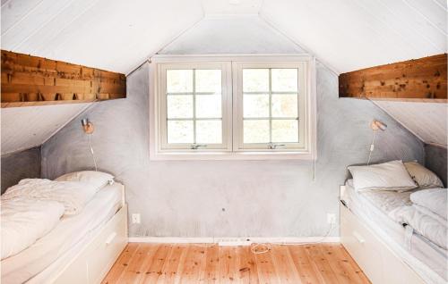 En eller flere senger på et rom på Awesome Home In Hyltebruk With Sauna
