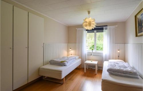 Postel nebo postele na pokoji v ubytování Awesome Home In Ambjrnarp With Wifi