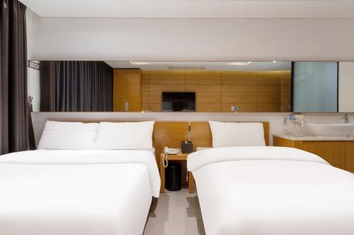 Giường trong phòng chung tại Browndot Hotel Incheon Songdo