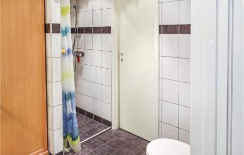 Ένα μπάνιο στο Cozy Home In Sjusjen With Kitchen