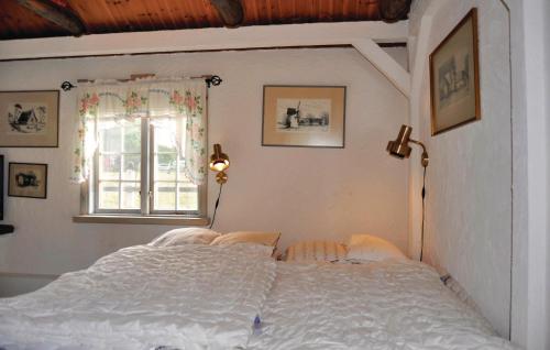 En eller flere senge i et værelse på Gorgeous Home In Lrbro With Kitchen