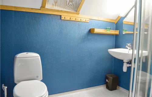 Koupelna v ubytování Beautiful Home In lensvg With Ethernet Internet