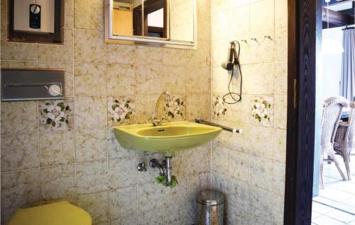 ห้องน้ำของ Gorgeous Home In Bischofsheim With House A Mountain View