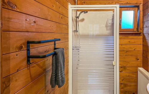 a bathroom with a shower and a glass door at Boshuisje Veluwe - De Tjiftjaf in Emst