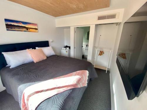 ein Schlafzimmer mit einem Bett in einem kleinen Zimmer in der Unterkunft Clever Cube - Amazing Alpine Studio Unit in Twizel