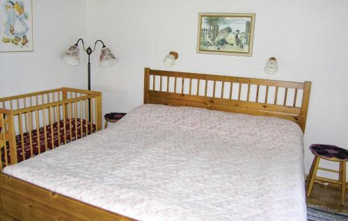 - une chambre avec un lit en bois et deux chaises dans l'établissement Beautiful Home In Bottnaryd With Kitchen, à Bottnaryd