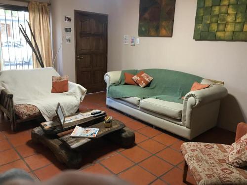 sala de estar con sofá y mesa de centro en Casa amplia en Godoy Cruz en Mendoza