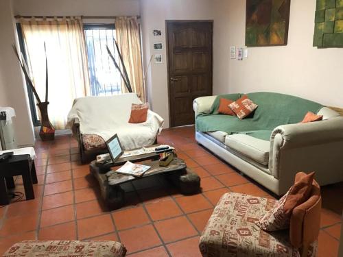 Sala de estar con 2 sofás y mesa de centro en Casa amplia en Godoy Cruz en Mendoza