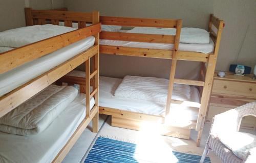 מיטה או מיטות קומותיים בחדר ב-2 Bedroom Amazing Home In Strmstad