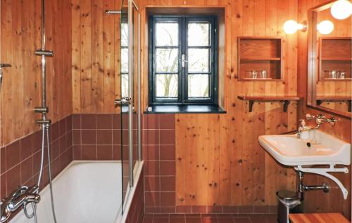 La salle de bains est pourvue d'une baignoire et d'un lavabo. dans l'établissement Ferienhaus Gerersdorf-gssing, à Gerersdorf bei Güssing