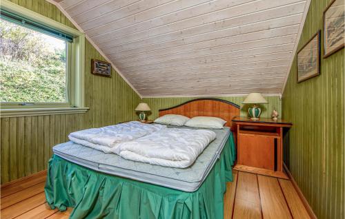 Rúm í herbergi á Amazing Home In Hundeidvik With 2 Bedrooms And Internet