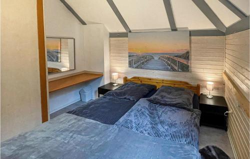 1 dormitorio con 1 cama grande y 2 almohadas en Ferienhaus 18 In Kirchheim, en Kemmerode