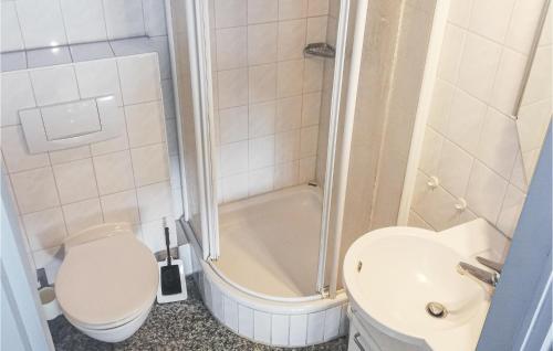 a bathroom with a toilet and a sink and a shower at Ferienhaus 18 In Kirchheim in Kemmerode