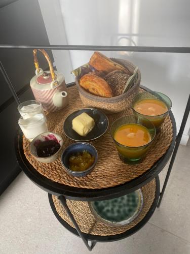 ビアリッツにあるCHAMBRE D'HOTES Villa BIBICHERIのテーブルの上に食べ物の入ったトレイとボウル