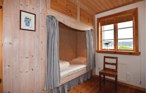 ハンブルクスンドにあるStunning Home In Hamburgsund With 2 Bedrooms And Wifiの窓付きの客室の小さなベッド1台分です。